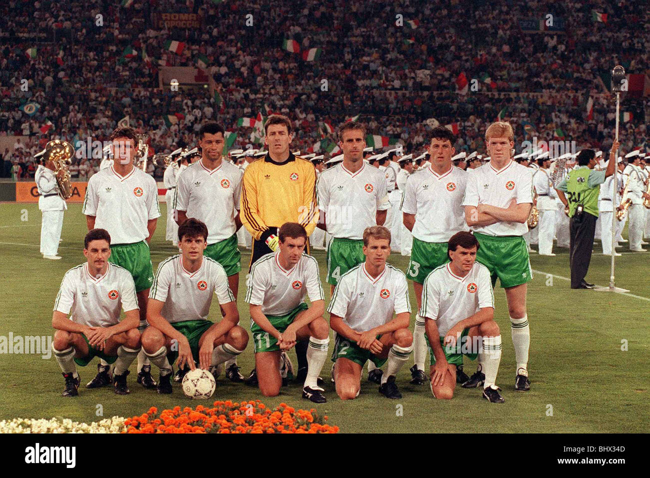 Welt Cup 1990 Viertel-Final-Irland 0 Italien 1 Irland Team Starting Line-up vor dem Spiel gegen Italien Niall Quinn Kevin Sheedy Kevin Moran Ray Houghton Pat Bonner Paul McGrath Andy Townsend Steve Staunton Mick McCarthy John Aldridge Chris Morris Stockfoto