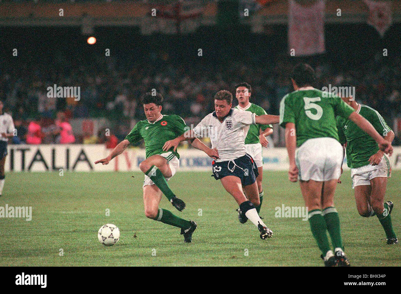 WM 1990-Gruppe F England 0-Irland 0 Andy Townsend und Paul Gascoigne um den Ball kämpfen Stockfoto