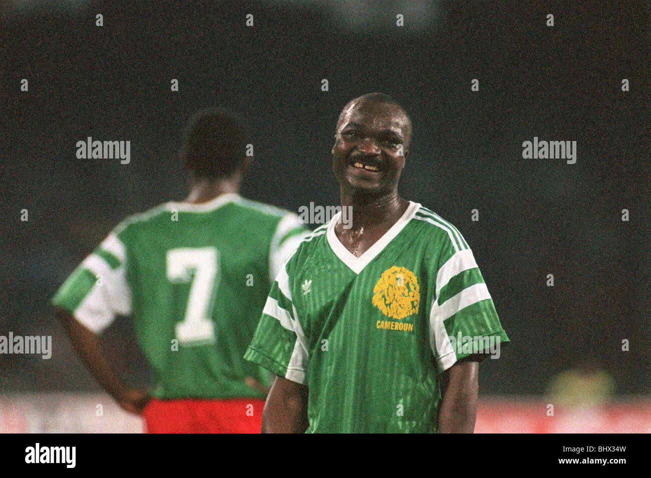 WM 1990 England 3 Kamerun 2 Roger Milla von Kamerun im Viertel-Finale gegen  England Stockfotografie - Alamy