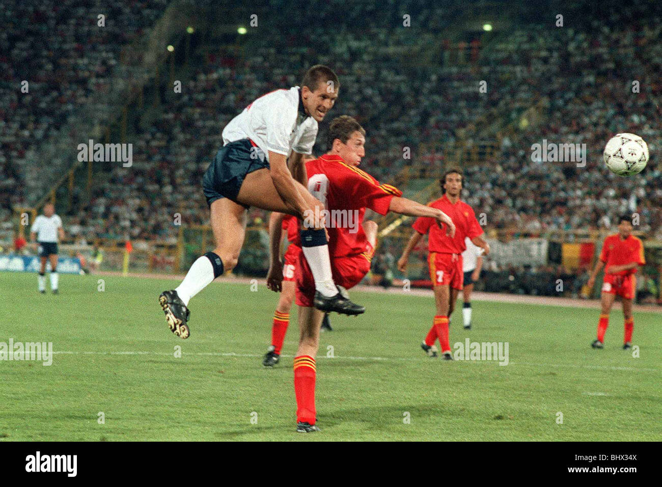 Welt Cup 1990 letzte 16 England 1 Belgien 0 nach Verlängerung Steve Bull (weiß) Köpfe den Ball Weg von Franky Van Der Elst Stockfoto