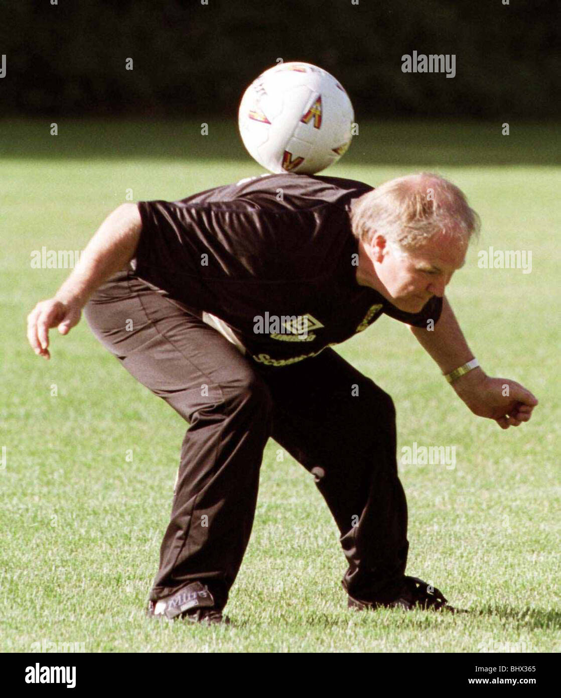 Craig Brown Schottland Welt-Kader-Training in USA Mai 1998 Manager Craig Brown lehnt sich nach vorne Auswuchten Fußball auf Rückseite Stockfoto