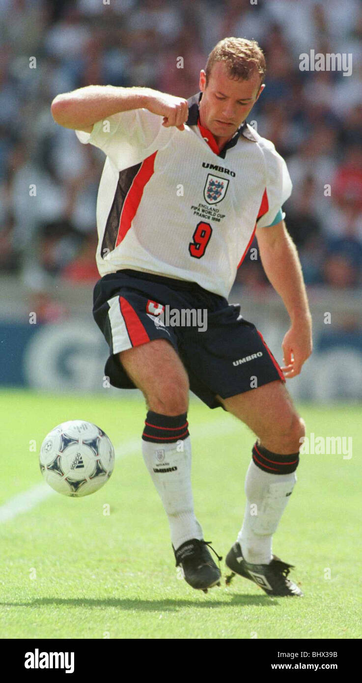Alan Shearer Newcastle und England Fußballer Juni 1998 In Aktion gegen Tunesien während Englands erste Spiel der WM 1998 Stockfoto