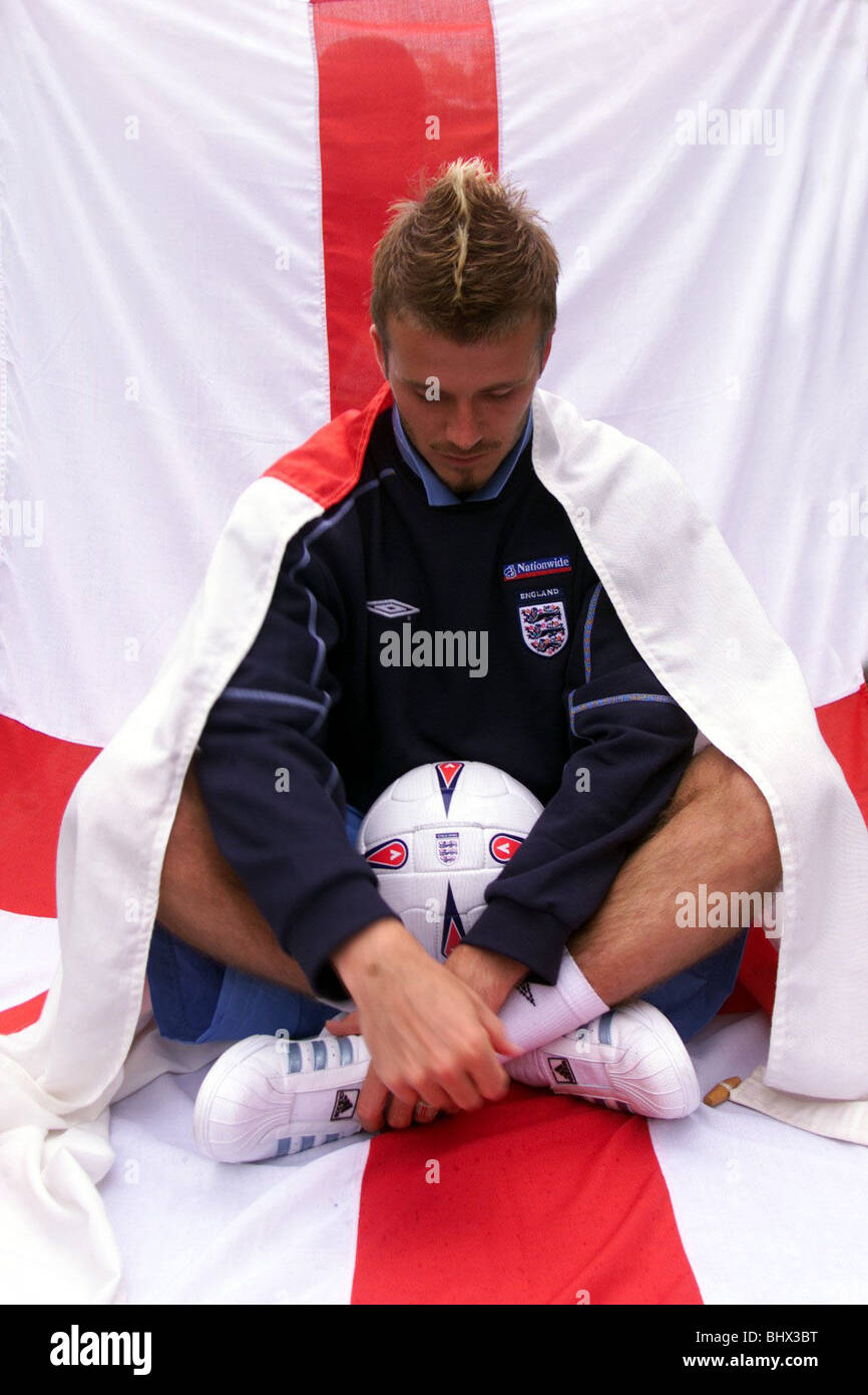 David Beckham, kann 2002 The England Fußball-Kapitän fotografiert wird drapiert mit dem Kreuz von St. George auf Awaji Insel, Japan Stockfoto