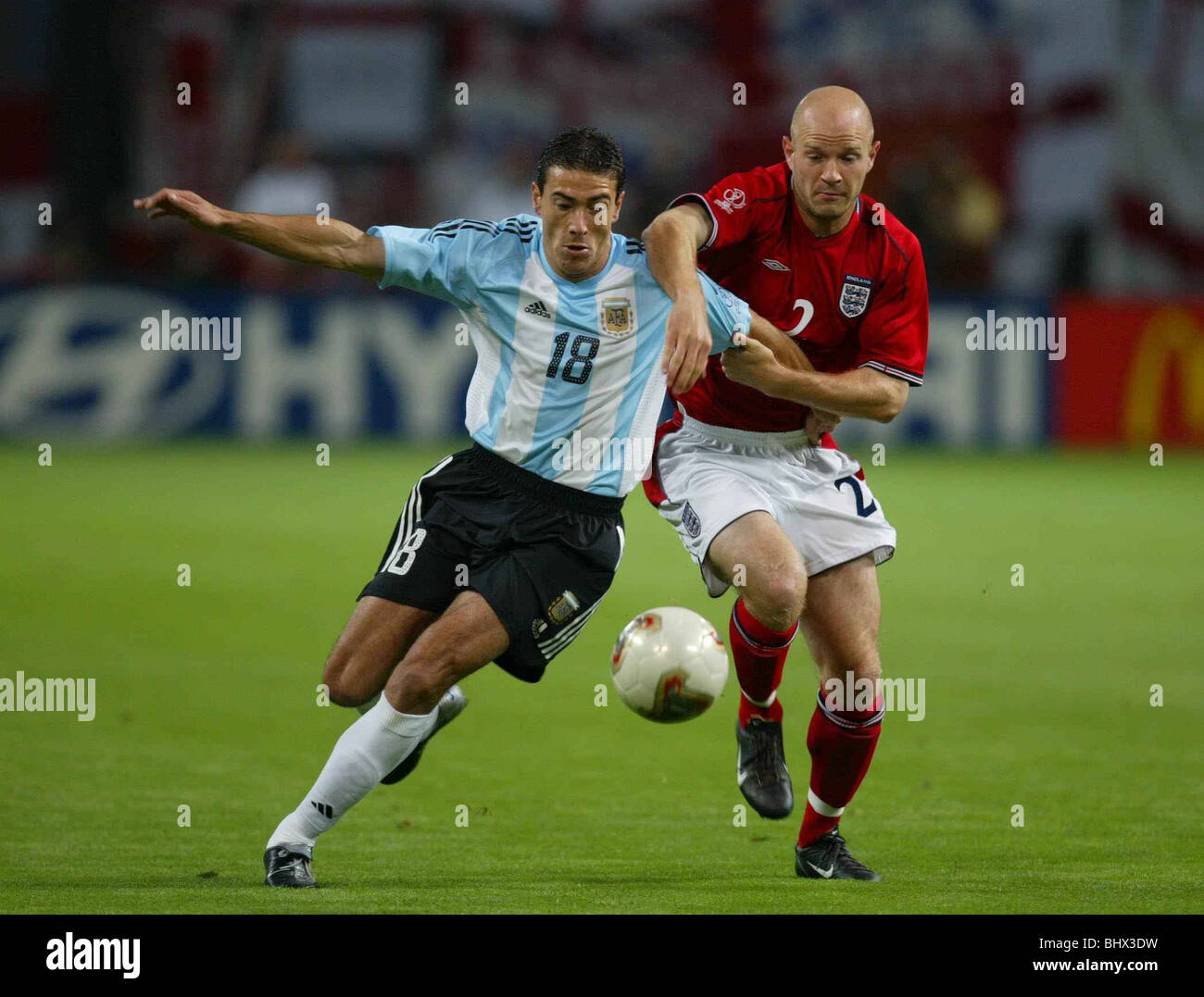 World Cup Juni 2002 Korea/Japan Argentinien V England Sapporo Dome. Danny Mills bekommt mit rutschig argentinischen Gonzales 18 Stockfoto