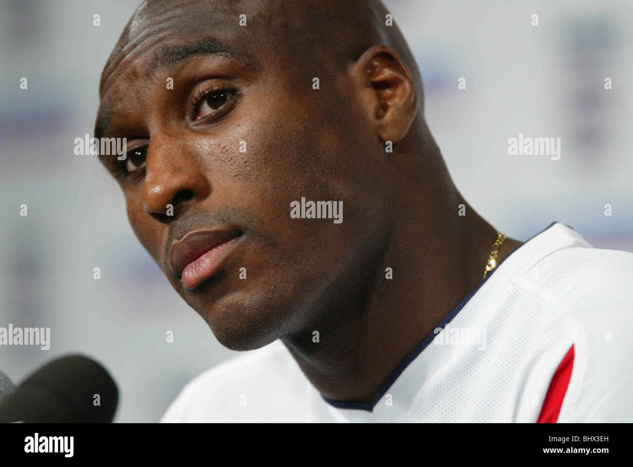 Sol Campbell Juni 2002 England Fußball Spieler abgebildet, während Nachrichten Pressekonferenz Photocall auf der Insel Awaji Japan 13.6.02. PIC BRADLEY ORMESHER. WELTCUP, AWAJI INSEL, JAPAN. SOL CAMPBELL. © Mirrorpix Stockfoto