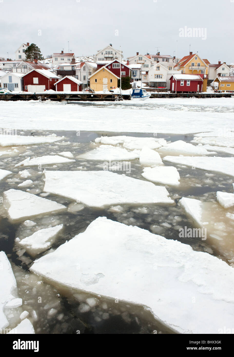 Blick auf traditionelle Dorf Grungsund im Winter mit Eis n Bohuslan Küste in Schweden Stockfoto