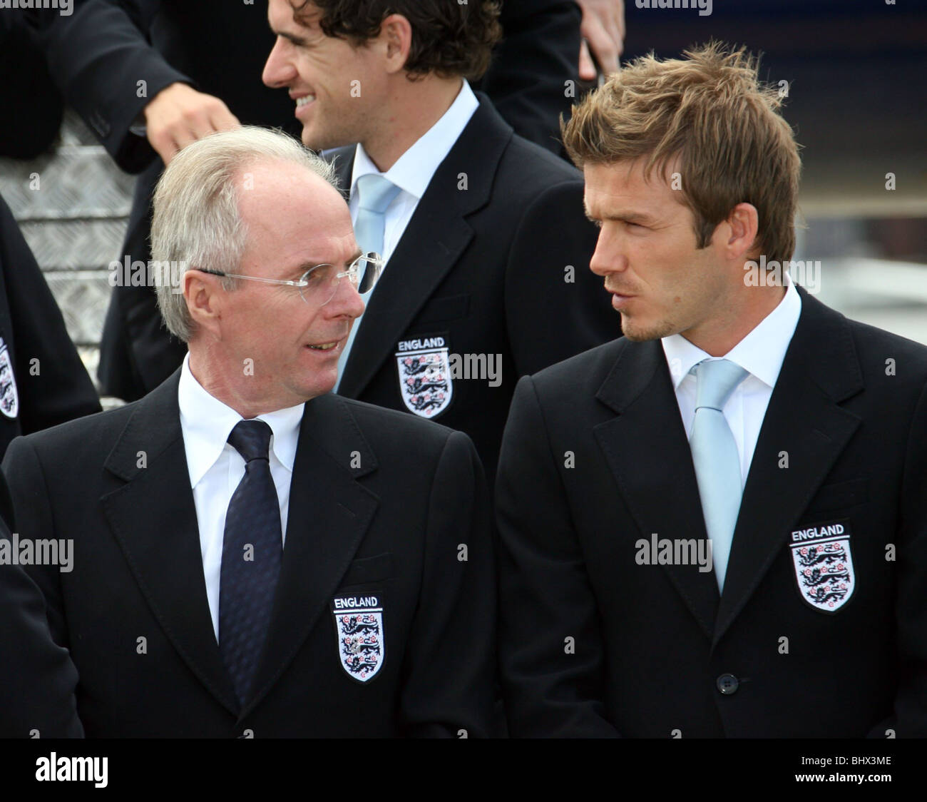 Sven Goran Ericsson und David Beckham hier mit dem Rest der englischen Fußball-Nationalmannschaft Luton Flughafen auf dem Weg nach Deutschland und die WM verlassen zu sehen. Juni 2006 Stockfoto