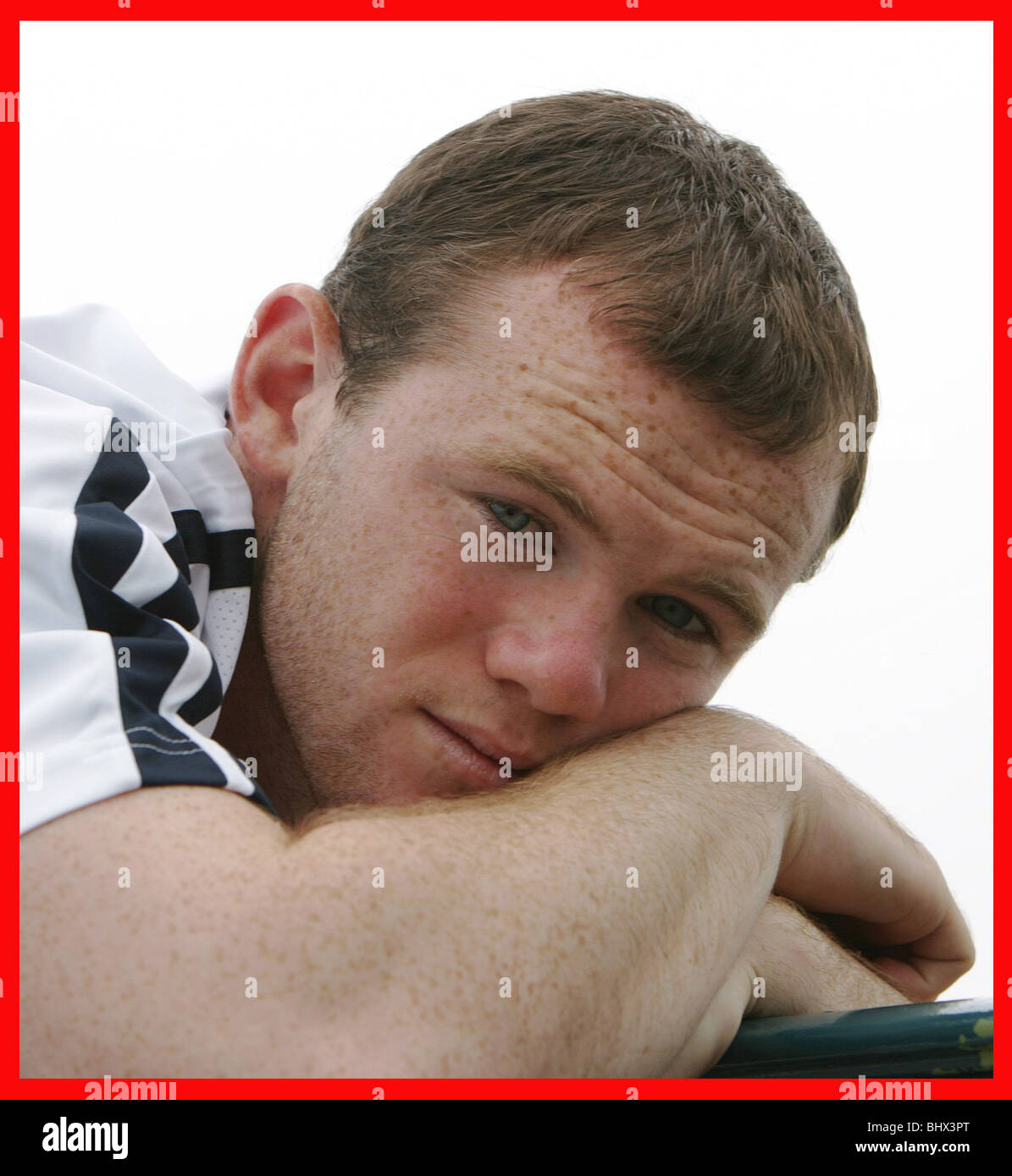 Englands Stürmer Wayne Rooney entspannend im Team-Hotel in Baden Baden, Deutschland. Juni 2006 Stockfoto