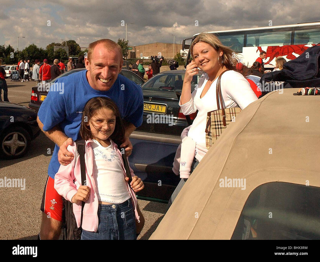 Walisischen Rugby-Spieler Gareth Thomas gesehen ab auf Weg zum Rugby World Cup von Frau Jemma und Tochter Carys 9 Jahre 27. September 2003 Stockfoto