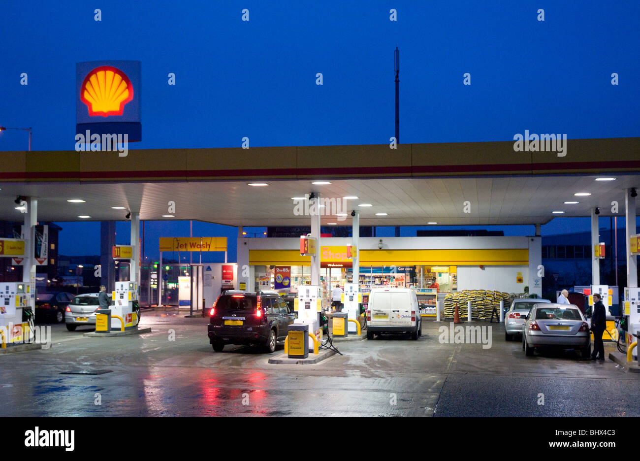 Eine Shell-Tankstelle in der Nacht in London, Vereinigtes Königreich mit Autos mit Benzin tanken. Stockfoto