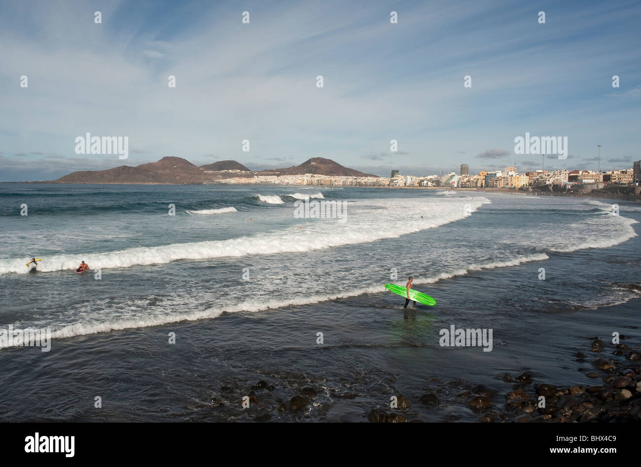 Surfen am Playa de Las Canteras in Las Palmas Stockfoto
