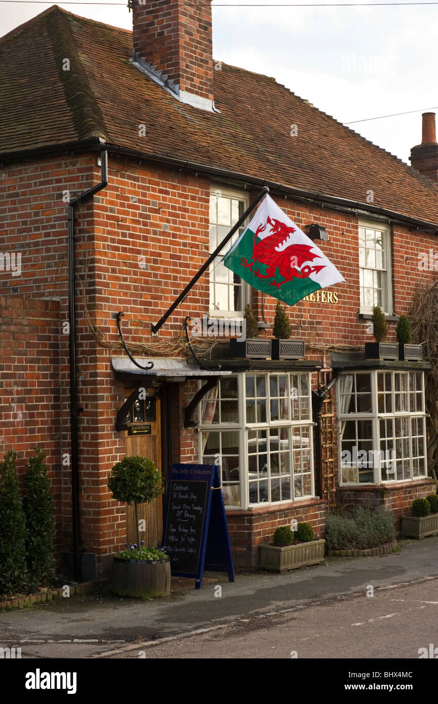 Jolly Cricketers lokalen Dorfkneipe in Seer Green Buckinghamshire UK die Welsh national Flagge am St. Davids Tag. Stockfoto