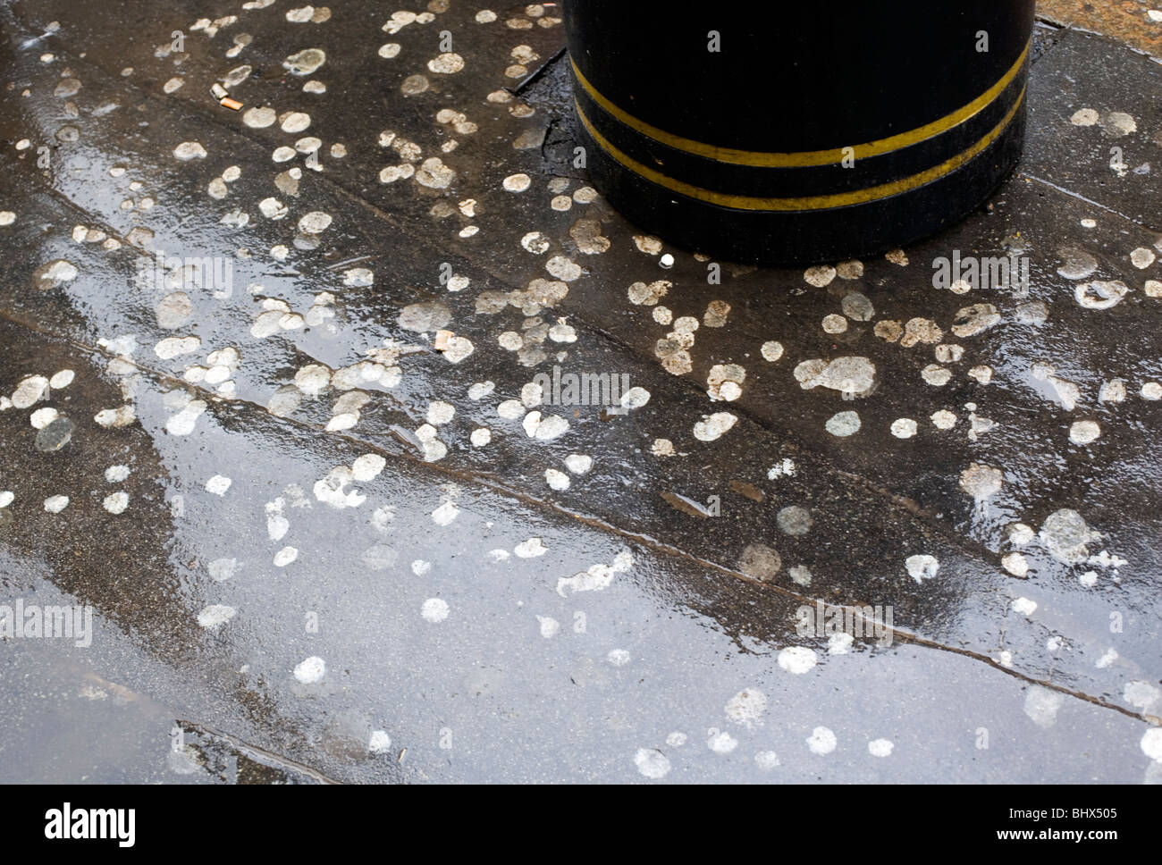 Kaugummi-Bedrohung. Mülleimer in der Nähe vermisst, Baker Street, London, England, UK, Europa Stockfoto