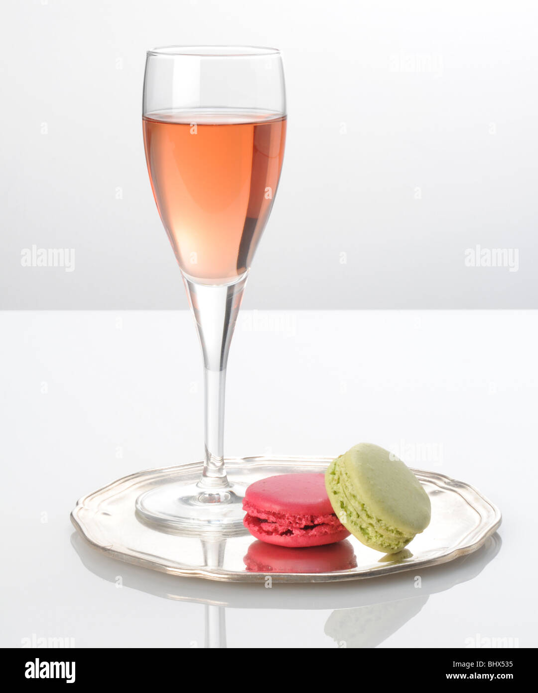 Champagner und Makronen auf einem silbernen Tablett Stockfoto
