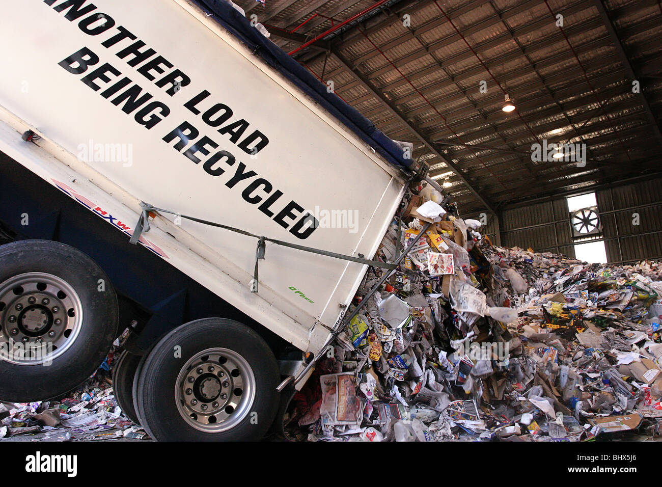 LKW-Entladung recycling Stockfoto