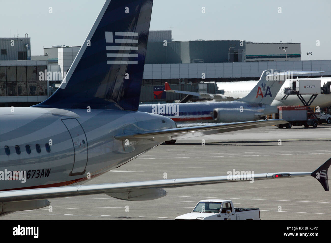 Ein U.S. Airways Airbus A320-232 Aufwärmen seiner Motoren in Seattle Airport. Stockfoto