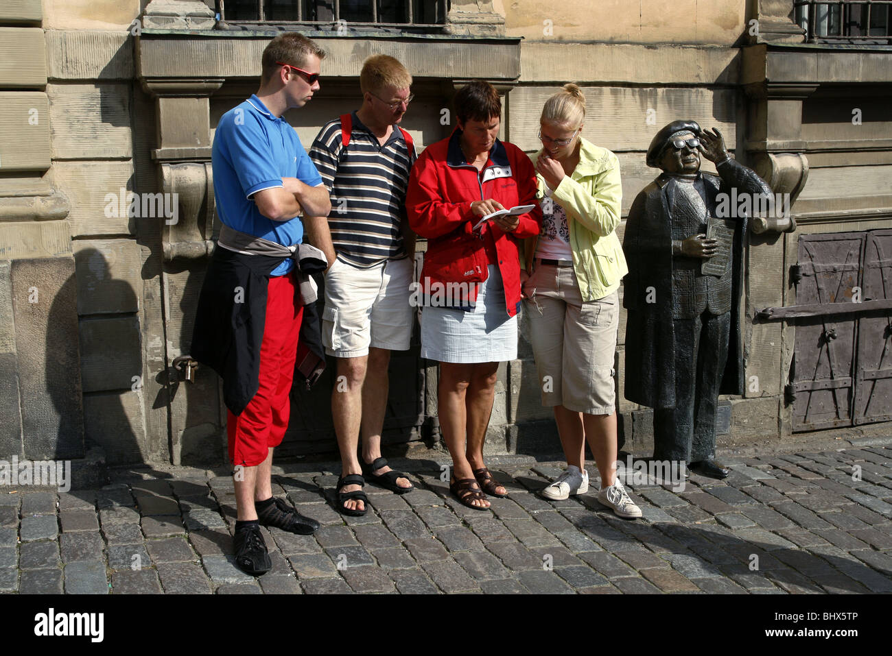 Touristen neben Evert Taube Statue, Järntorget / The Iron Square, Stockholm, Schweden Stockfoto