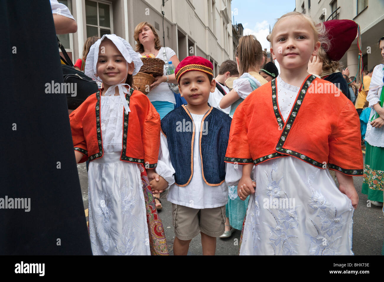 Kinder in biblischen Kostüme warten auf Straße für die Prozession zu Ehren der Muttergottes von Karmel, Clerkenwell Stockfoto