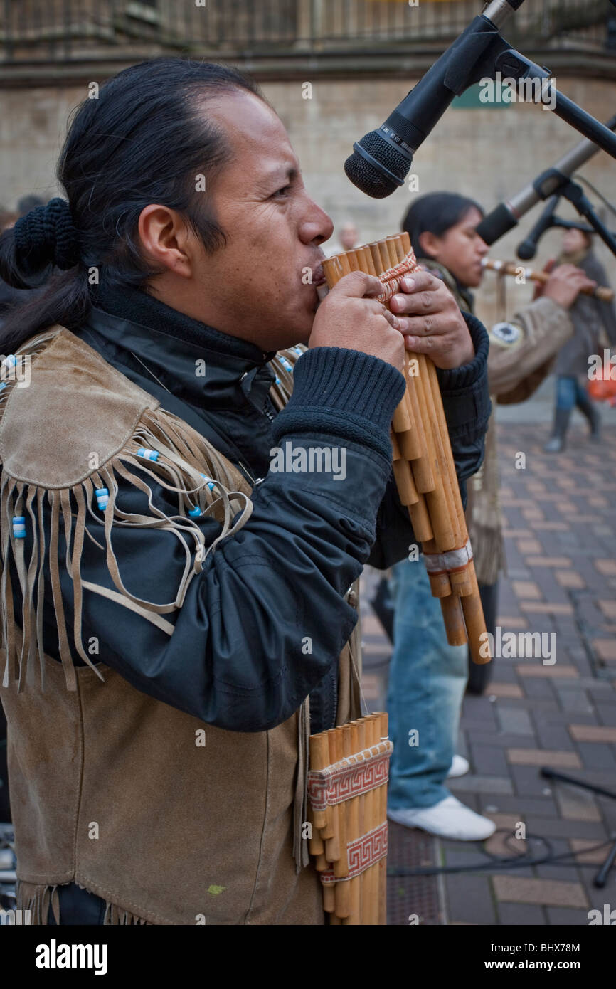 Tatanka (Native American Indian Musiker) spielen in Nottingham Stadtzentrum Stockfoto