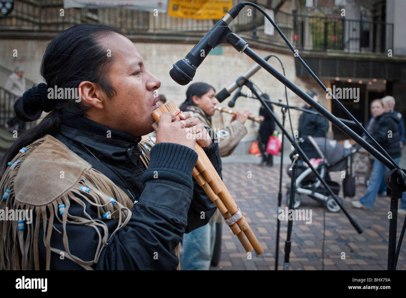Tatanka (Native American Indian Musiker) spielen in Nottingham Stadtzentrum Stockfoto
