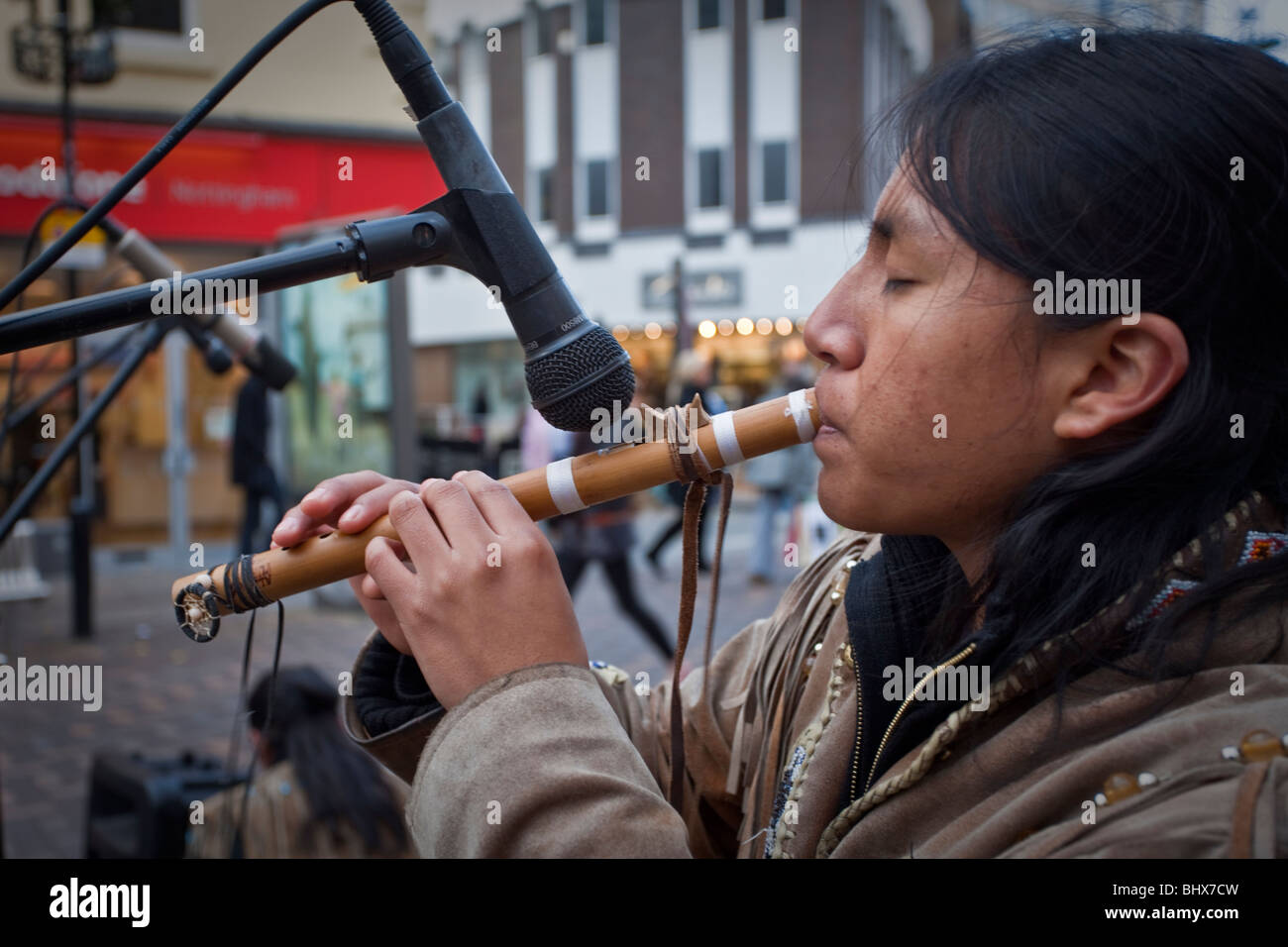 Tatanka (Native American Indian Musiker) spielen in Nottingham Stadtzentrum Stockfoto