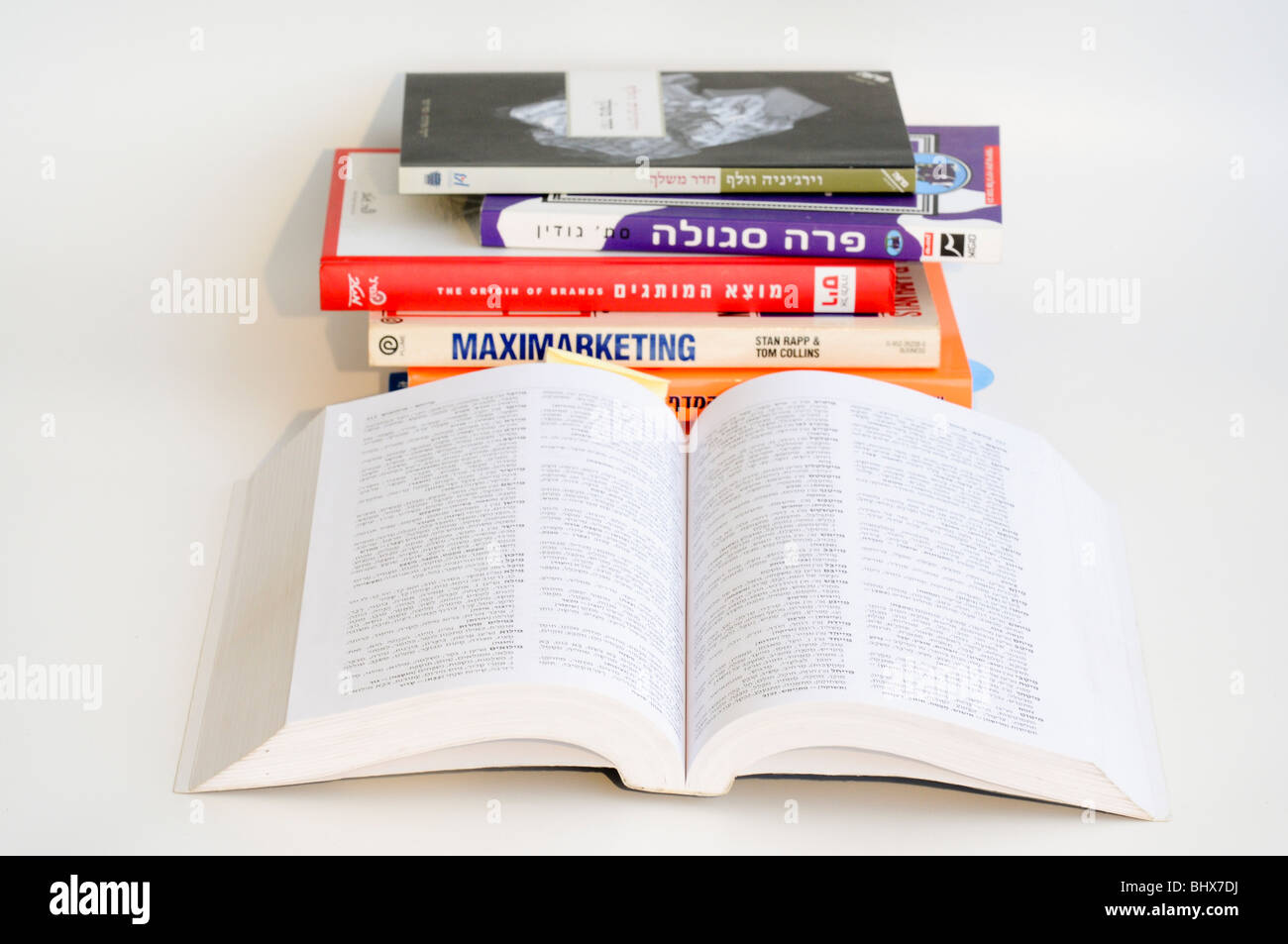 Ausschnitt von einem Haufen von hebräische Bücher auf weißem Hintergrund Stockfoto