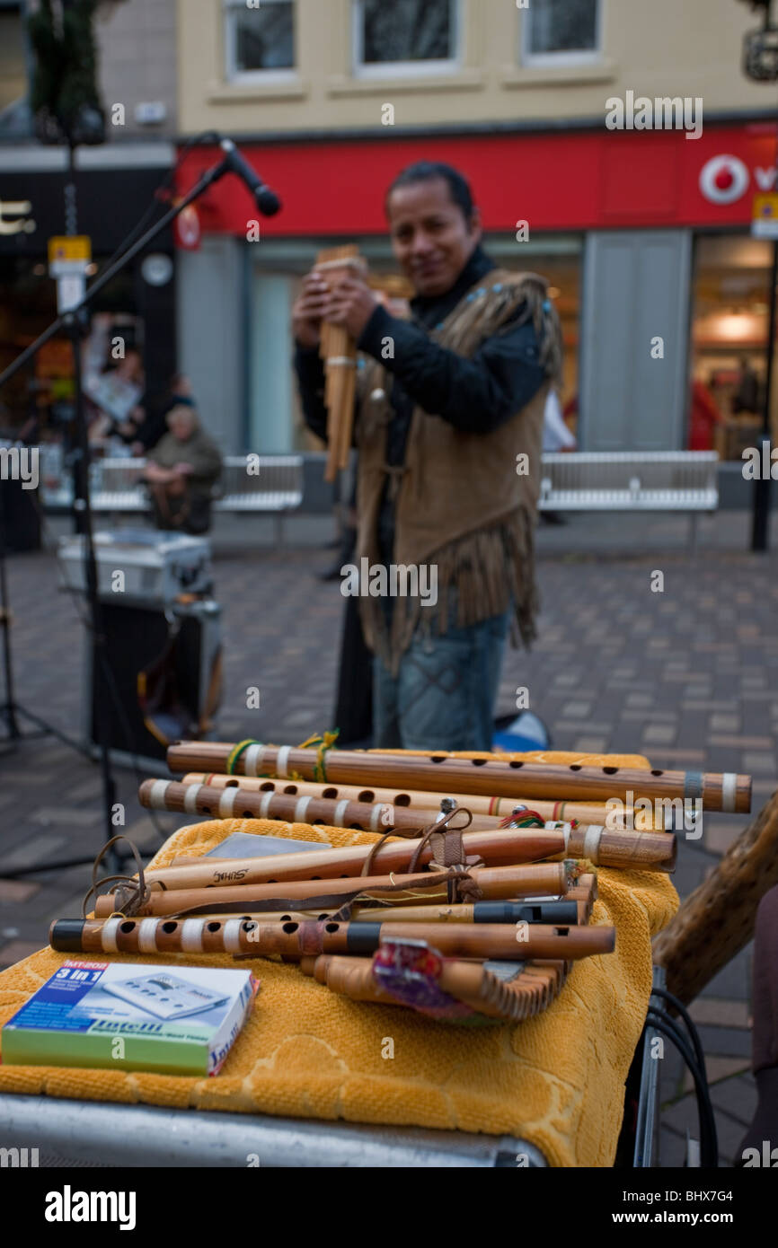 Tatanka (Native American Indian Musiker) spielen in Nottingham Stadtzentrum Stockfoto
