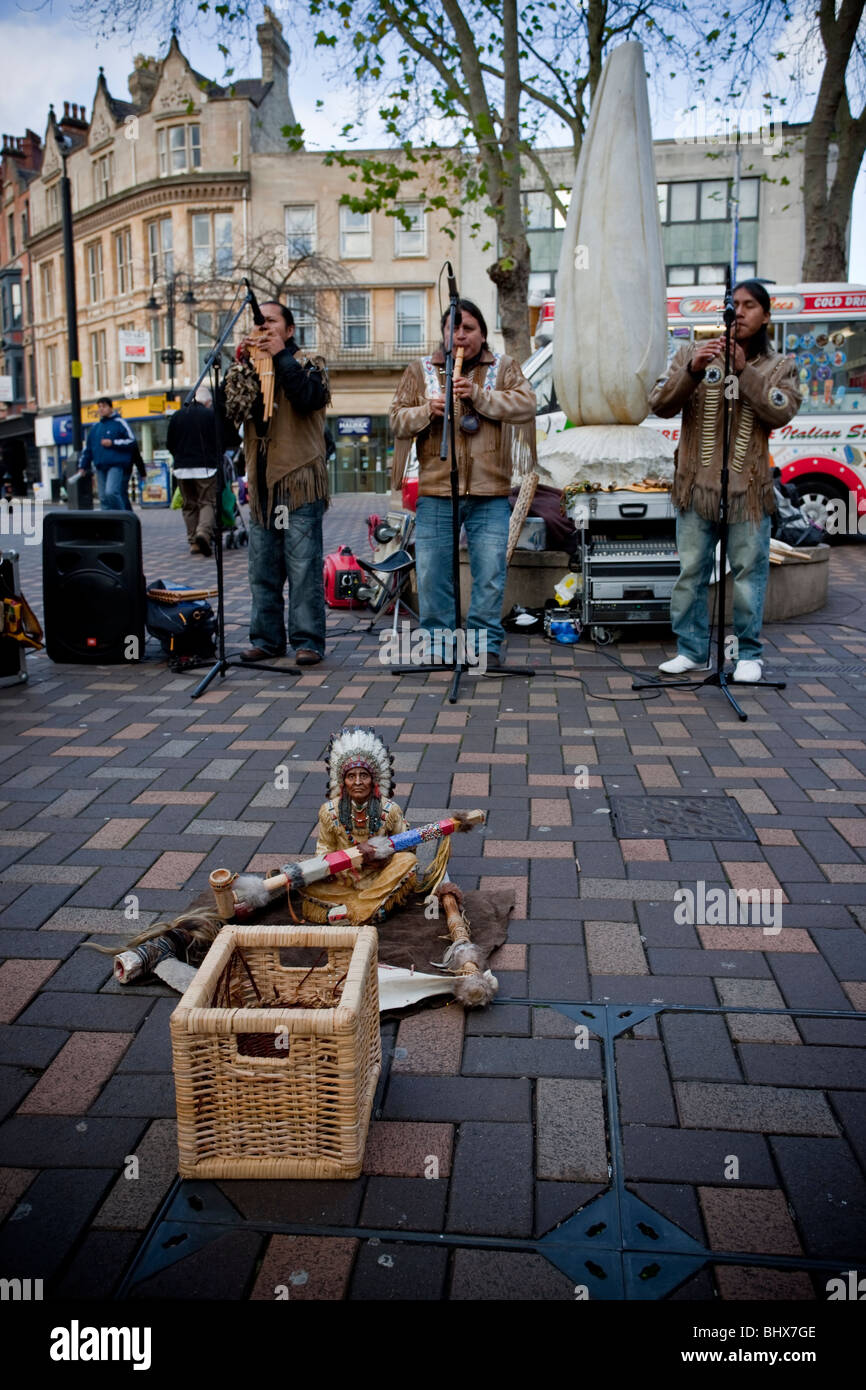 Tatanka (Native American Indian Musiker) spielen in Nottingham Stadtzentrum Stockfoto