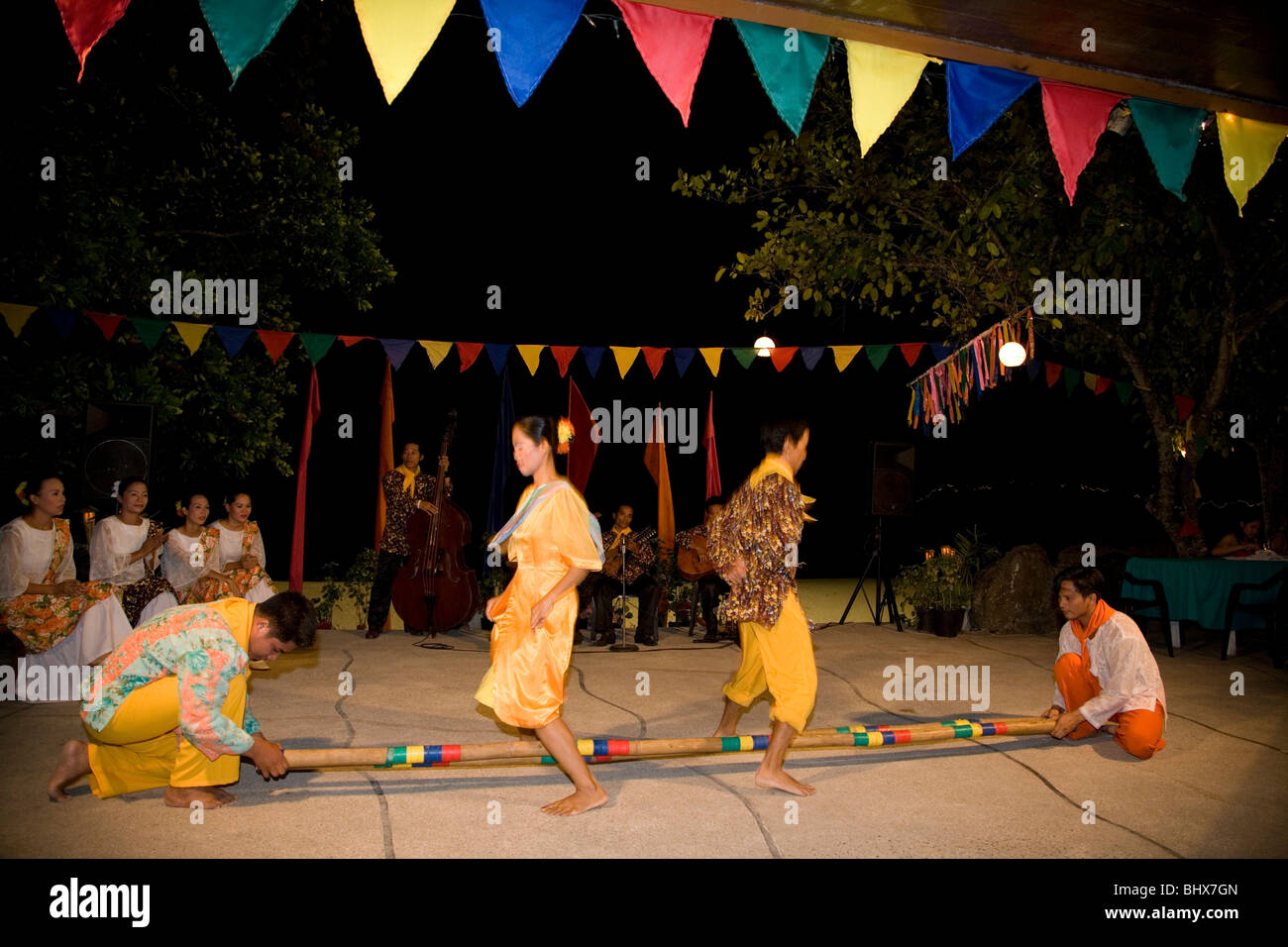 Philippinische Tänzer dabei traditionellen Volkstanz genannt "Tinikling" Stockfoto