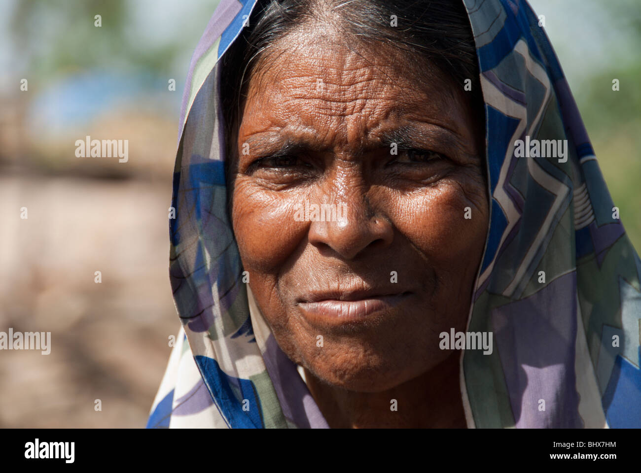 Ein Porträt von einer indischen Frau in ein Stammes-Dorf in der Nähe von Gwalior, Madhya Pradesh, Indien Stockfoto