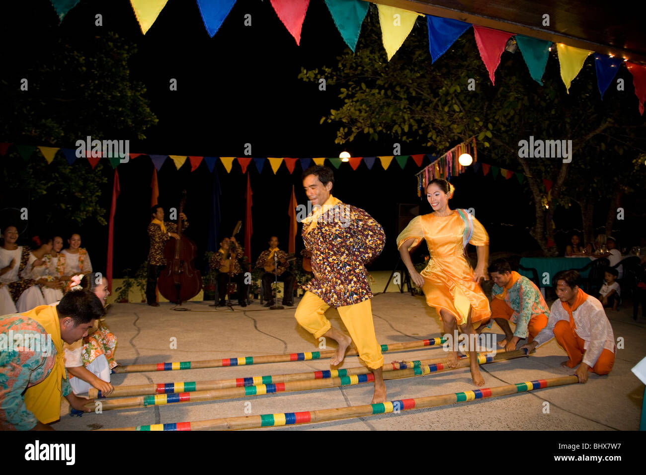 Präsentation der lokalen philippinischen Tanz namens "Tinikling" Stockfoto