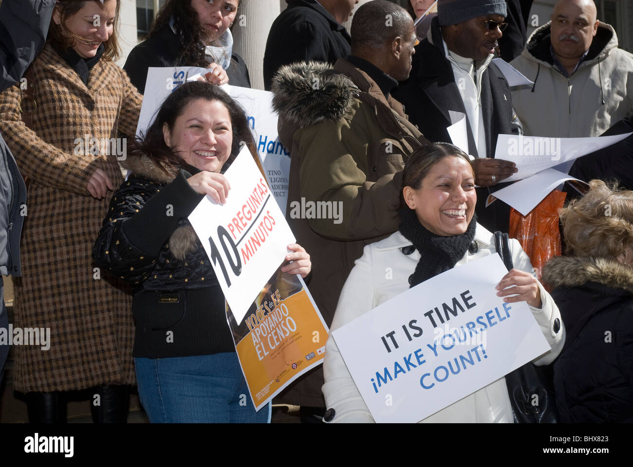 Gemeindeleiter und Klerus zu sammeln, in City Hall in New York zu drängen Latinos zur Teilnahme an der Volkszählung 2010 Stockfoto