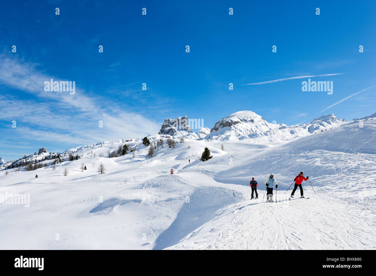 Skifahrer auf der Piste am Passo di Falzarego zwischen Andraz und Cortina d ' Ampezzo, Dolomiten, Italien Stockfoto