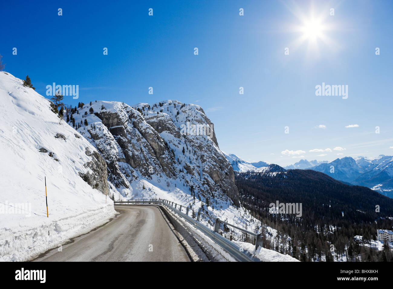 Bergstraße in den Dolomiten in der Nähe des Passo di Falzarego zwischen Andraz und Cortina d ' Ampezzo, Dolomiten, Italien Stockfoto