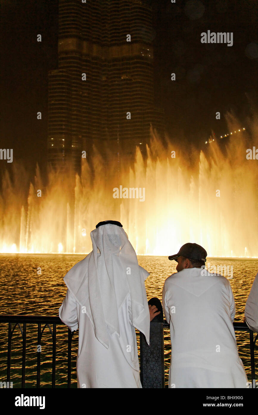 Dei Brunnen am Burj Khalifa, dem höchsten Skycraper in der Welt, der 828 Meter, Burj Dubai, Dubai, Vereinigte Arabische Emirate Stockfoto