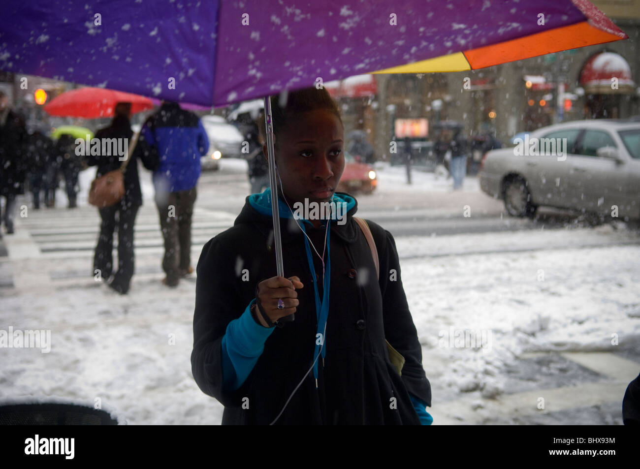 Eine robuste Seele trotzt den Schnee im Stadtteil Chelsea in New York Stockfoto