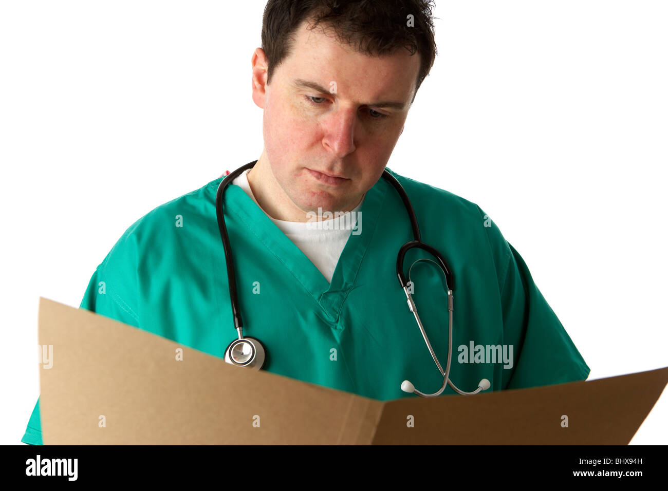 Mann trägt medizinische Peelings und Stethoskop Notenlesen in einem braunen Ordner Stockfoto