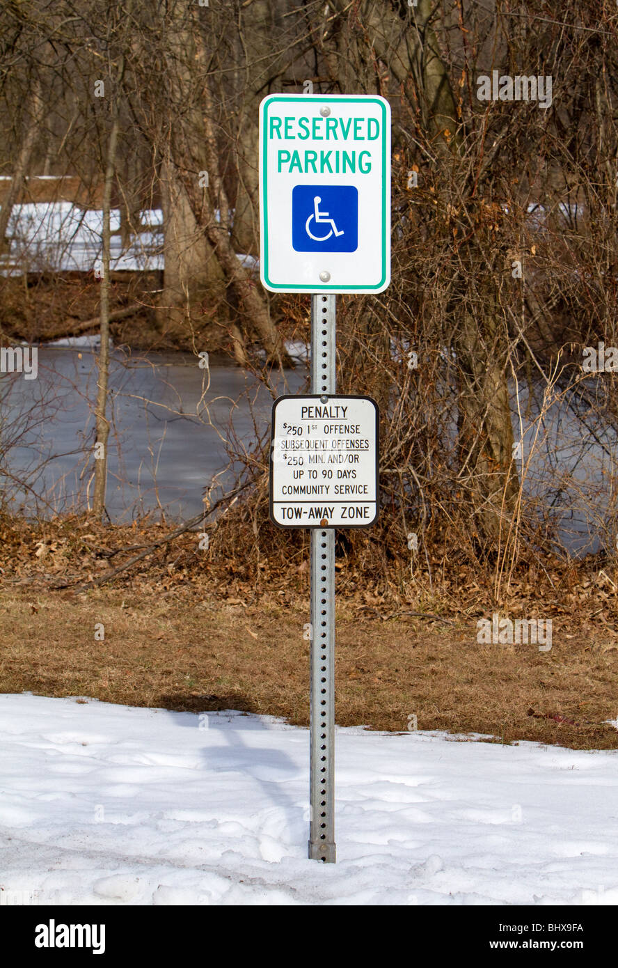 Reservierter Parkplatz Schild mit Strafe Zeichen. Stockfoto