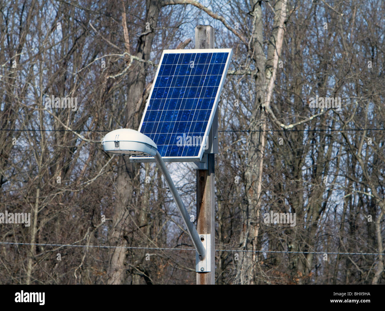 Eine solarbetriebene Parkplatz Licht auf einen Laternenpfahl mit Solarzellen für Strom. Stockfoto