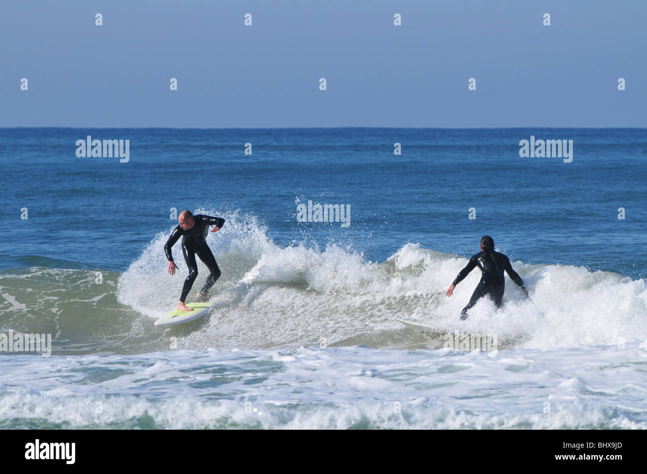 Israel, Haifa, Wintervergnügen auf der Strand-Surfer reiten eine Welle Stockfoto
