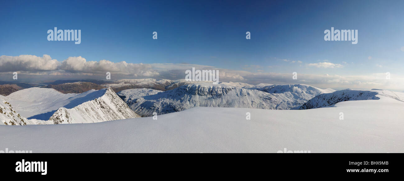Lakelandpoeten Gipfelpanorama im Winter. Einschließlich der Striding Edge, St Sunday Crag, Nethermost Hecht und Fairfield Stockfoto