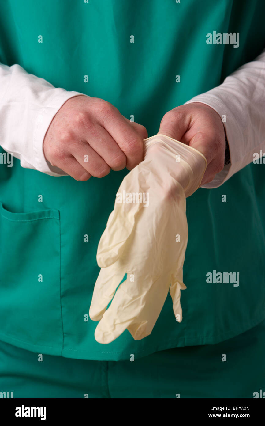 Mann trägt medizinische Peelings setzen auf eine Gummihandschuhe Stockfoto