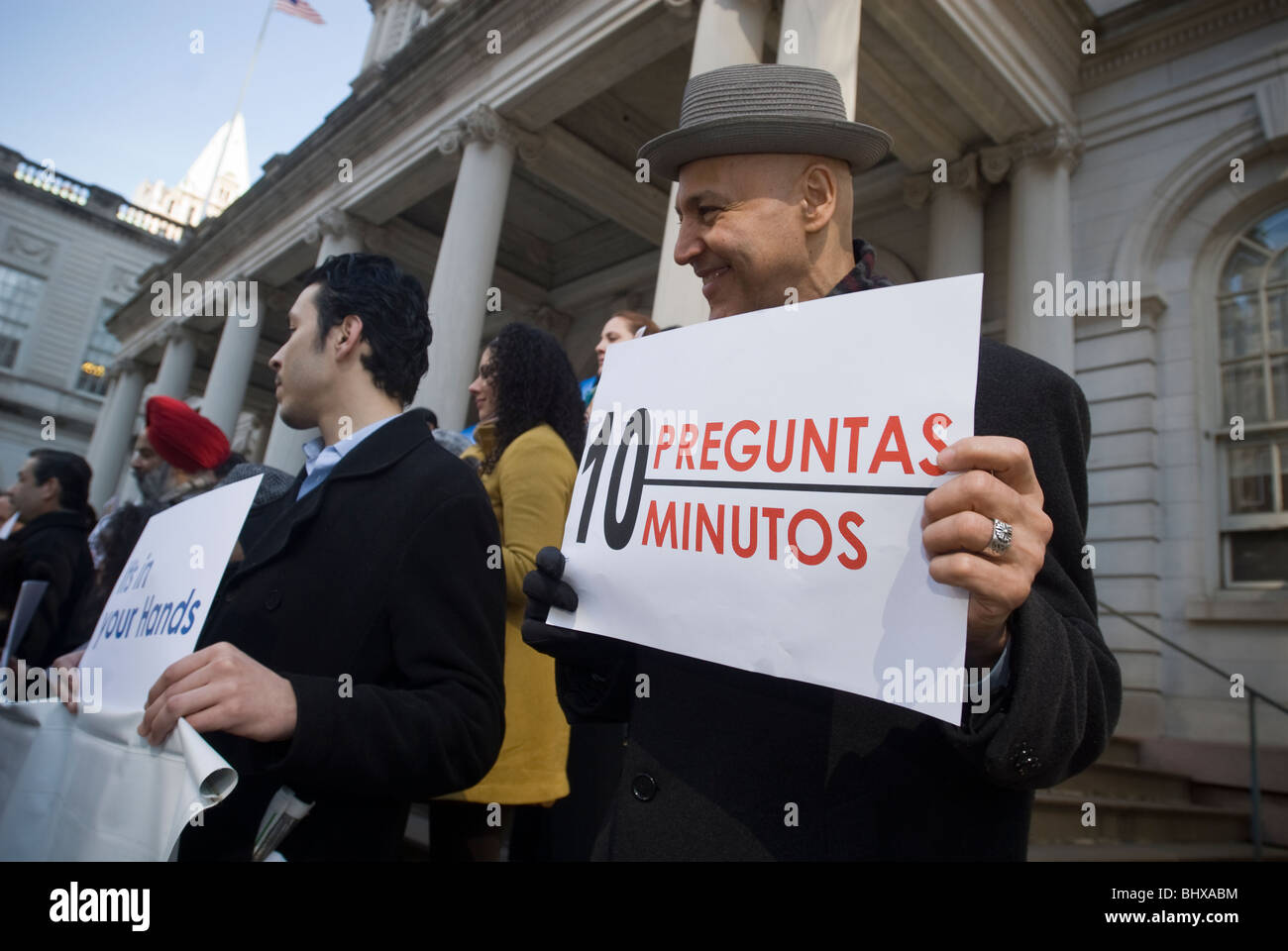 Gemeindeleiter und Klerus zu sammeln, in City Hall in New York zu drängen Latinos zur Teilnahme an der Volkszählung 2010 Stockfoto