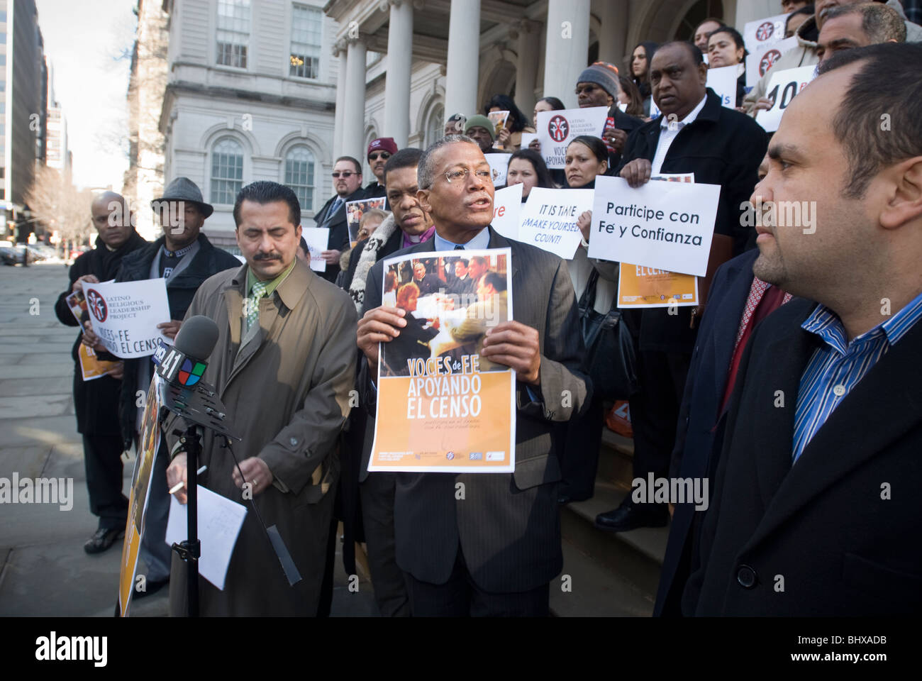 Gemeindeleiter und Klerus zu sammeln, in City Hall in New York zu drängen Latinos zur Teilnahme an der Volkszählung 2010 Stockfoto