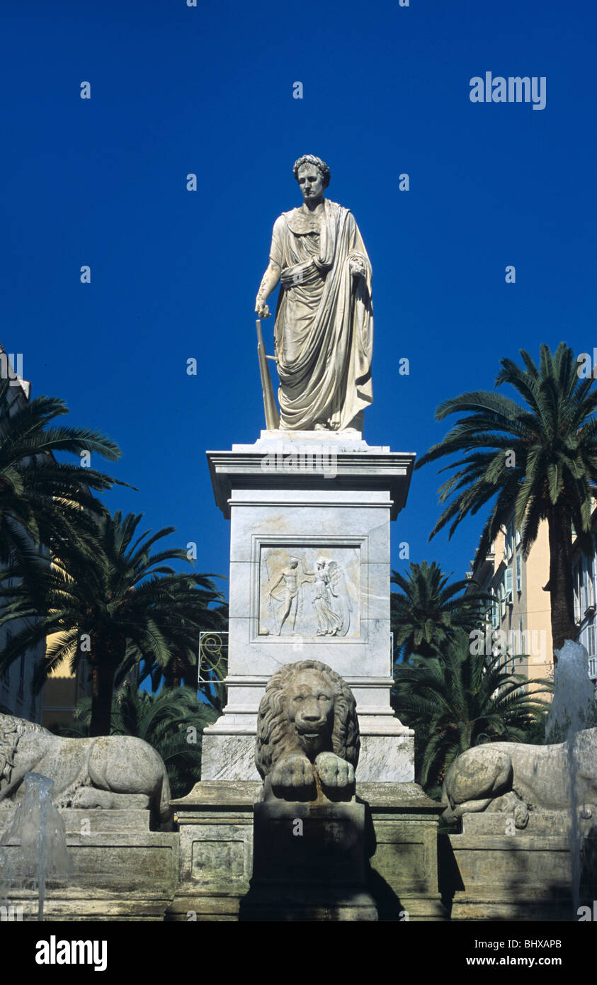 Statue von Napoleon Bonaparte verkleidet als römischer Kaiser in Toga, Brunnen der vier Löwen, Place Foch, Ajaccio, Korsika, Frankreich Stockfoto