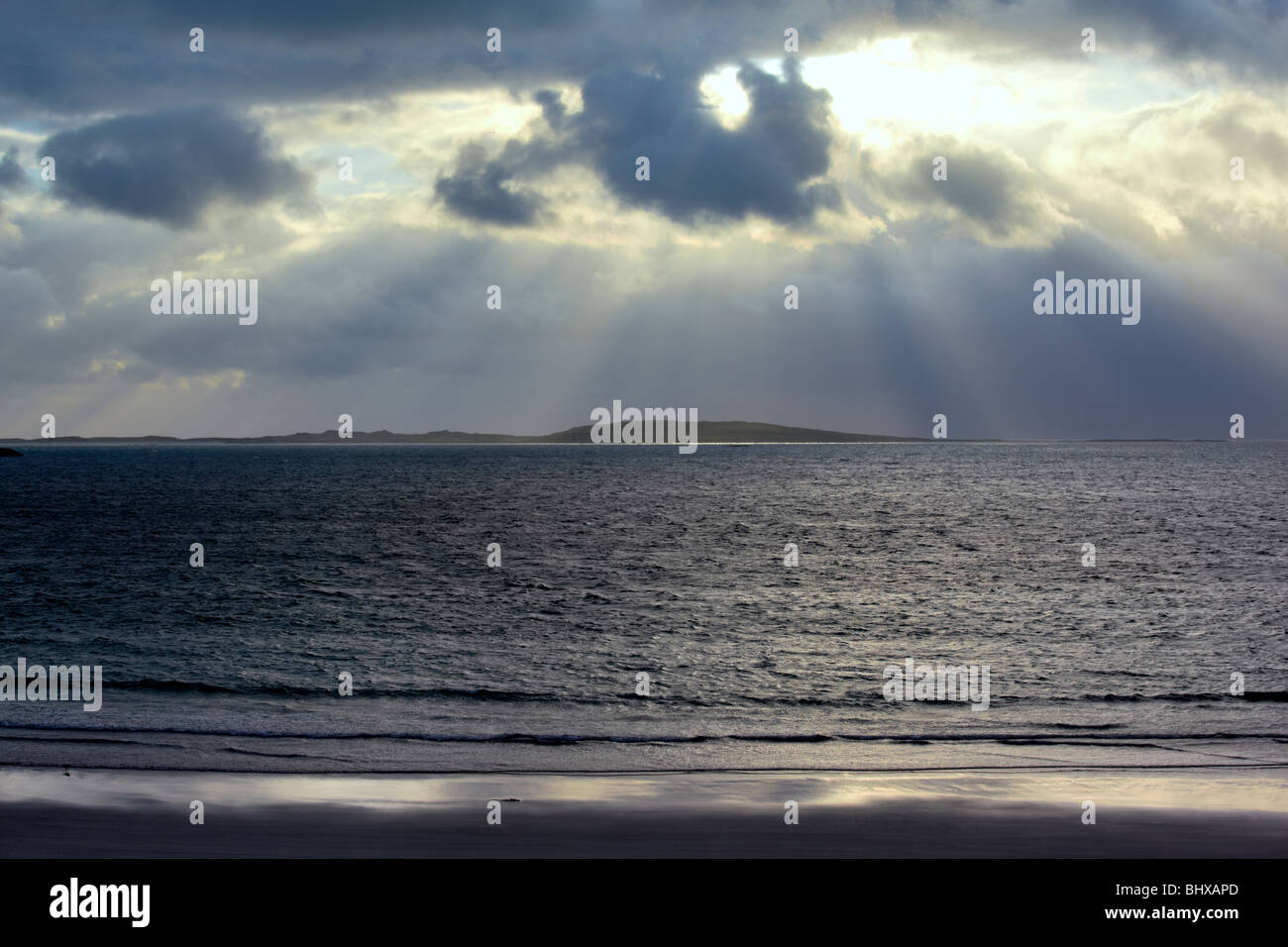 Dramatischer Himmel über der Küste von North Uist, Schottland Stockfoto