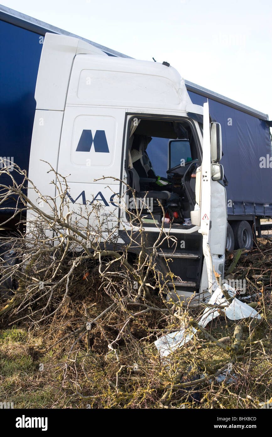 Querstehenden LKW nach A Straße Verkehrsunfall auf der A1 nach Süden beteiligt zu sein Stockfoto