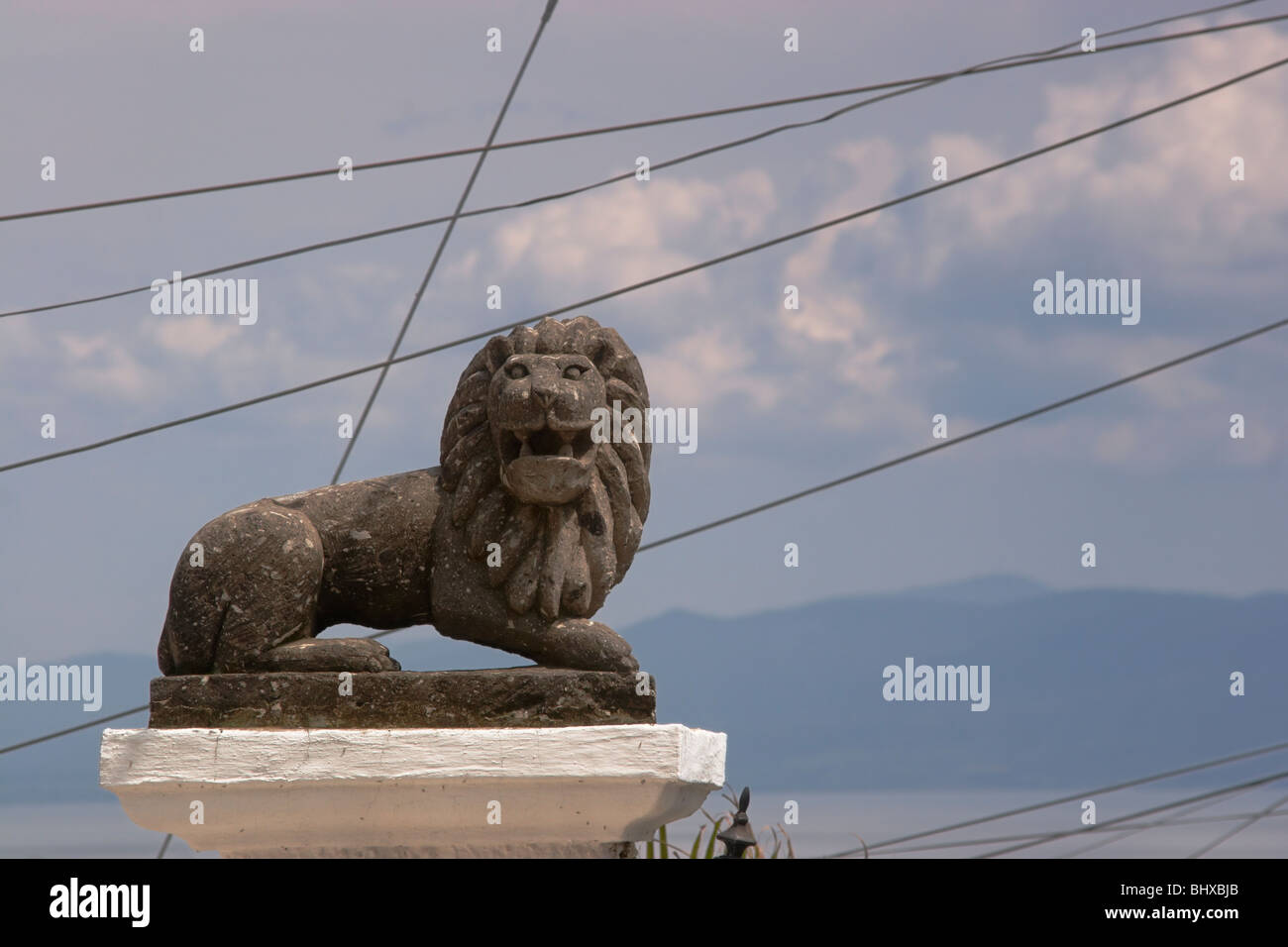 Eine Löwenstatue über die Dachlinie des Casa in Ajijic, Mexiko montiert. Stockfoto