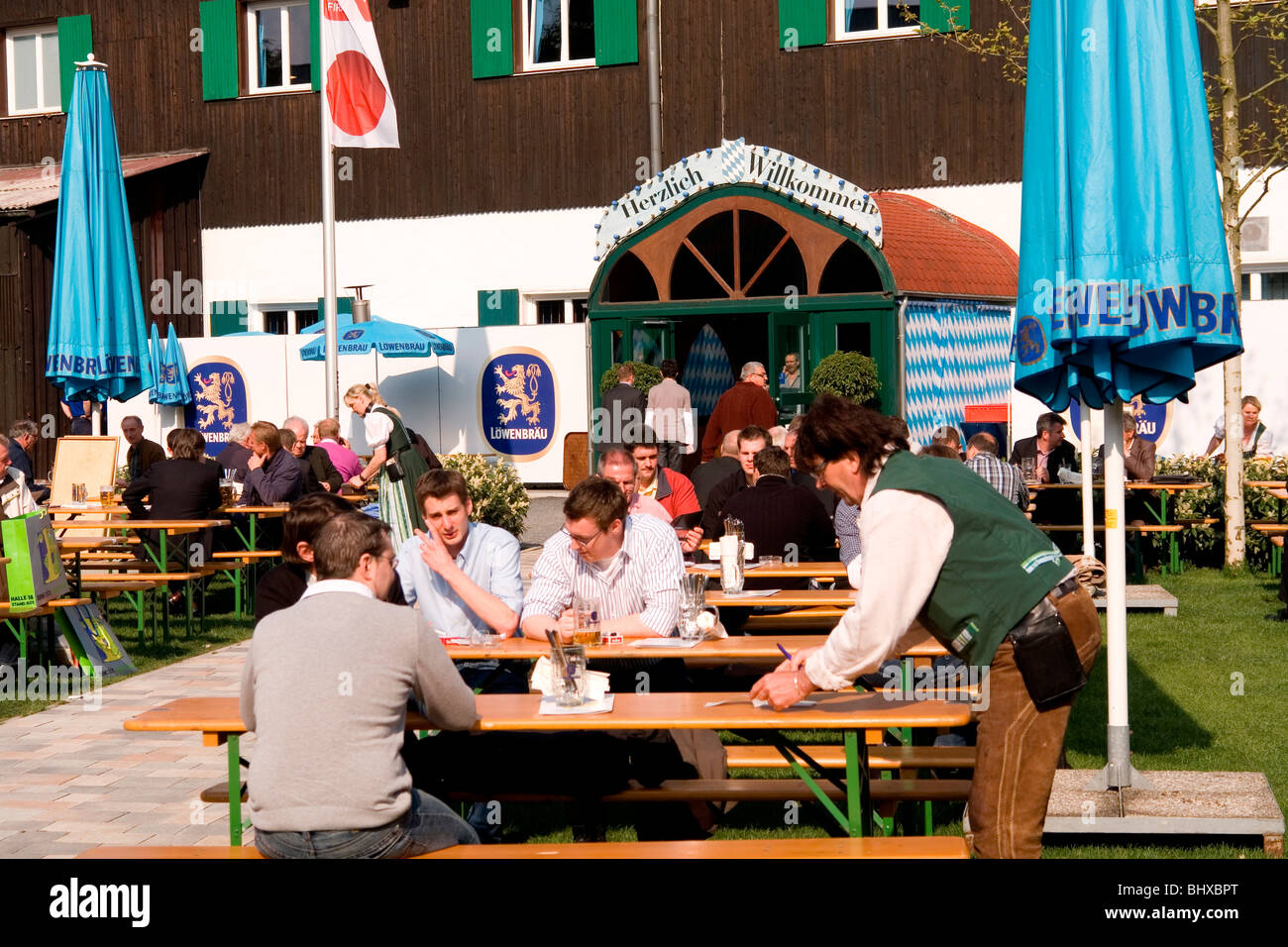 Hannover Messe 2009, das weltweit wichtigste Technologieereignis, Freigelände. Die Münchner Halle mit Open-Air-Pub. Federal Stockfoto