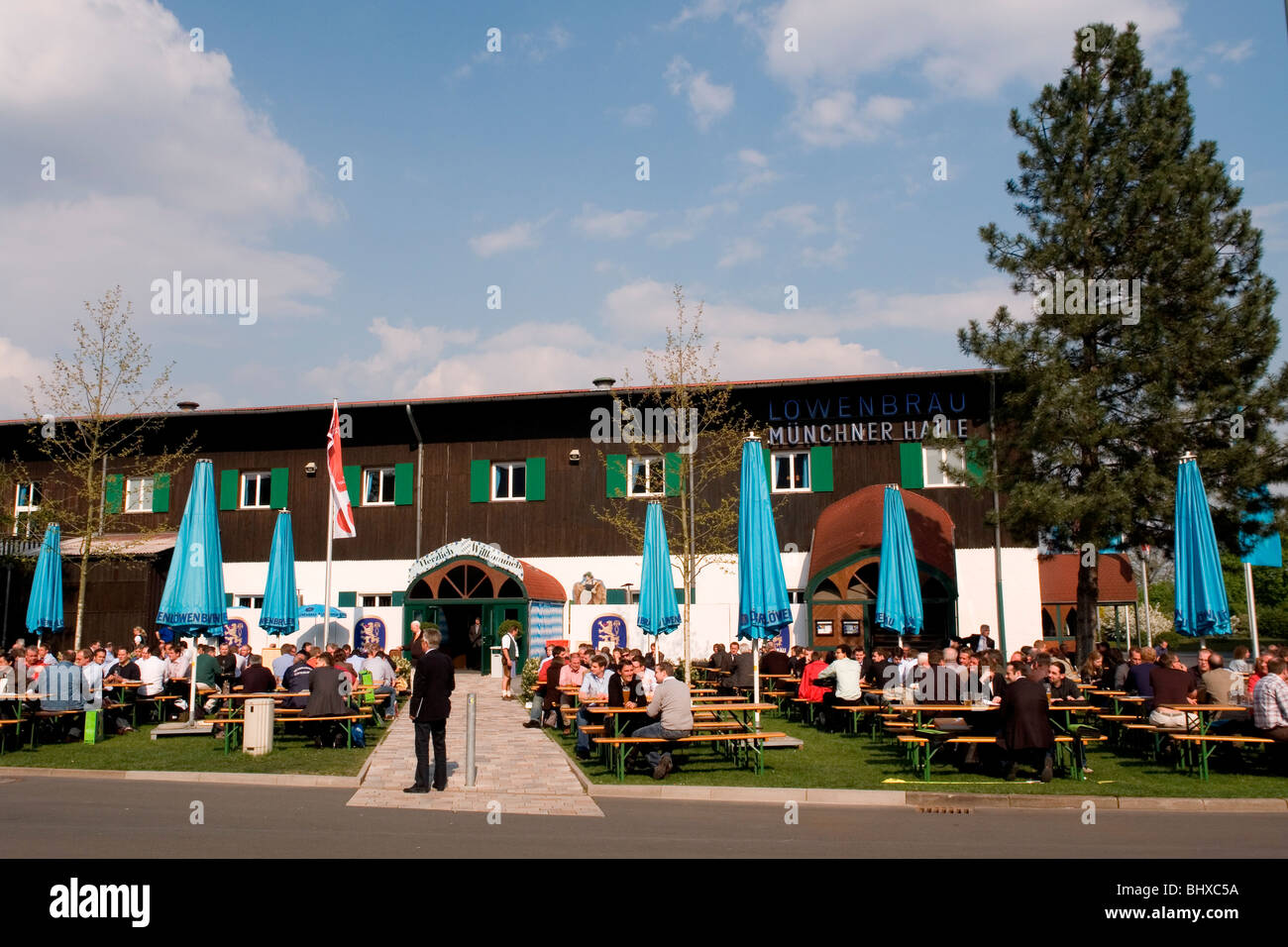 Hannover Messe 2009, das weltweit wichtigste Technologieereignis, Freigelände. Die Münchner Halle mit Open-Air-Pub. Federal Stockfoto